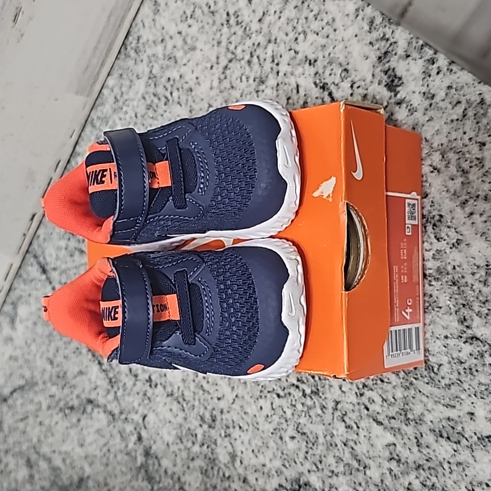 Nike Revolution 5